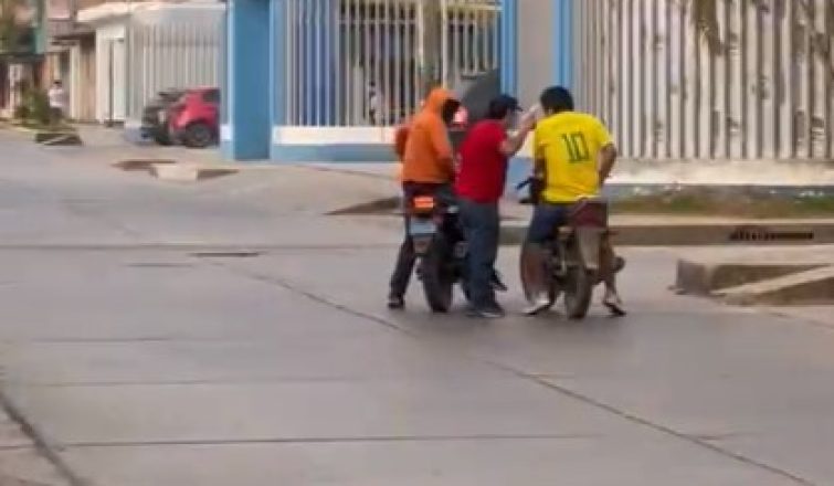 A MANO ARAMADA
