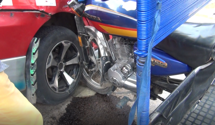 Choque de auto y motocar deja a 04 personas heridas