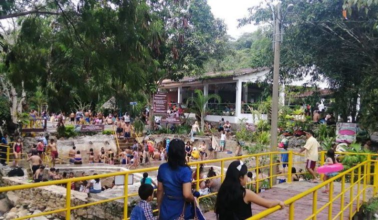 Cientos de visitantes acudieron a baños termales de San Mateo