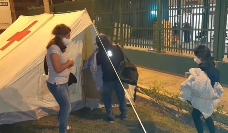 Instalan carpas frente al hospital