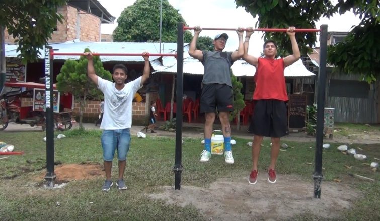Jóvenes construyen parque de calistenia en plazuela Bolognesi
