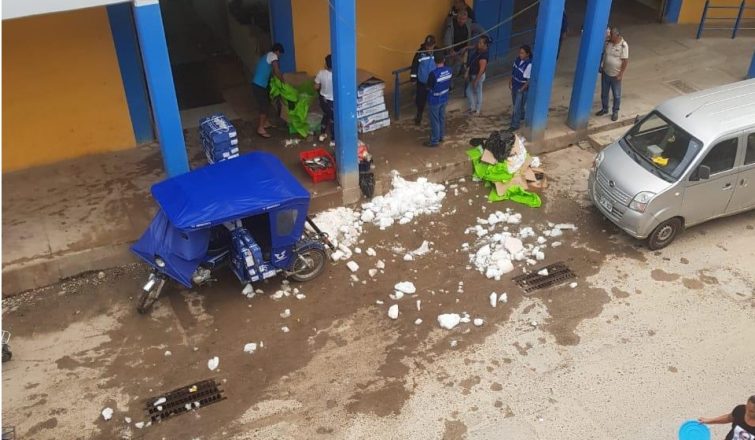 Vendedores de pescado arrojan desechos a la calle