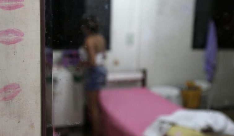 le-roba-la-chequera-al-cura-y-se-gasta-el-dinero-de-los-fieles-en-prostitutas