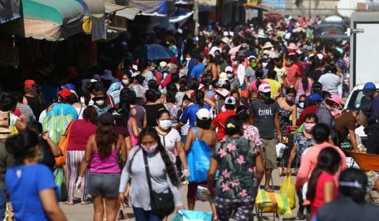 personas caminando por las calles